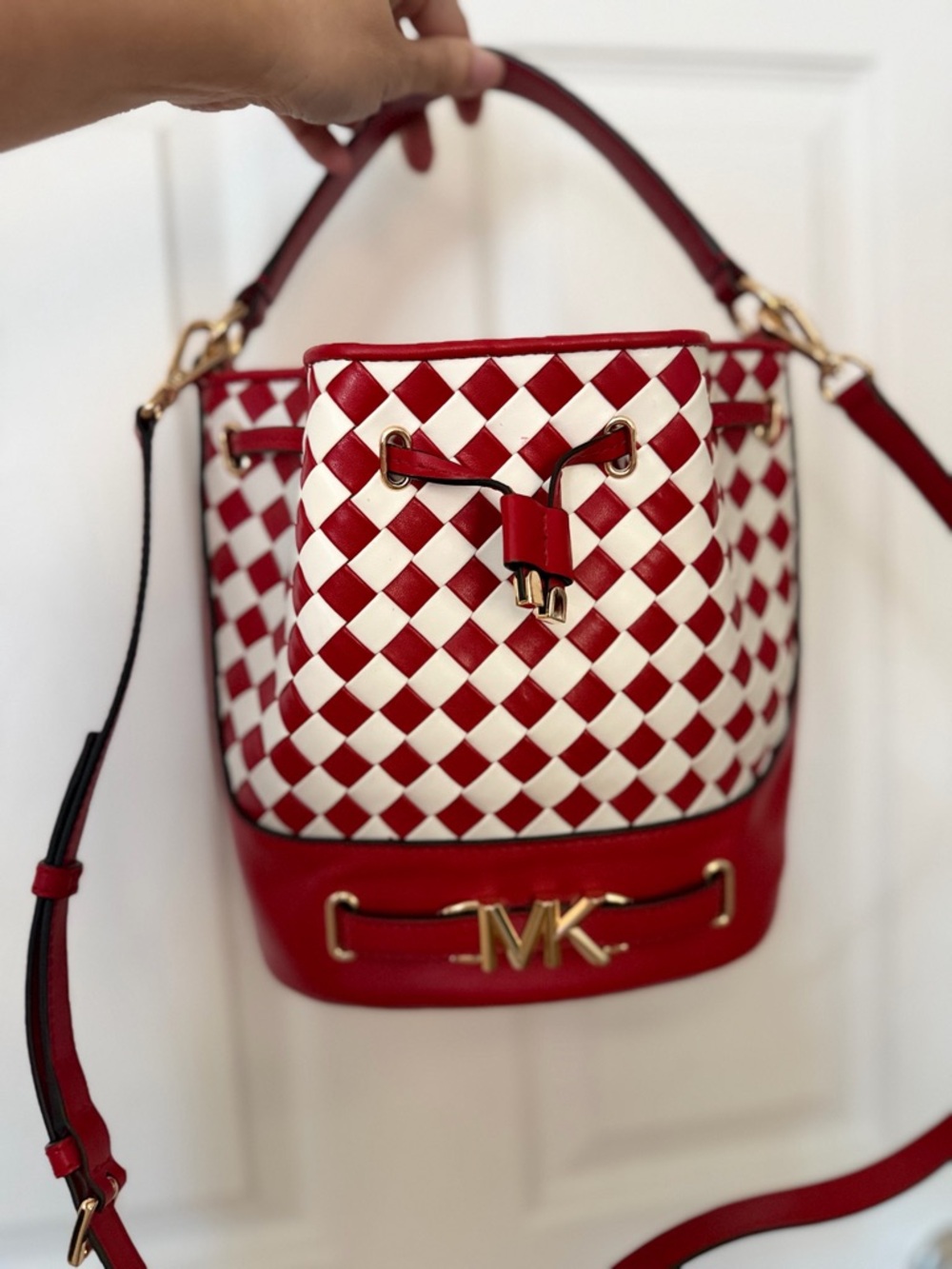 NWOT Michael Kors MD Reed woven bucket bag in red and white gold toned hardware